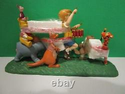 DEPT 56 DISNEY A HERO'S PARADE POOH and FRIENDS EXPLORE A NEW WORLD NEW in BOX