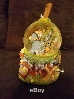 DISNEYS WINNIE THE POOH POOH SMILING MUSICAL SNOW GLOBE WithBOX GREAT CONDITION