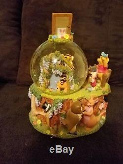 DISNEYS WINNIE THE POOH POOH SMILING MUSICAL SNOW GLOBE WithBOX GREAT CONDITION