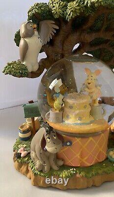 Disney Store Winnie the Pooh Musical Snow Water Globe Rumbly In The Tumbly Works