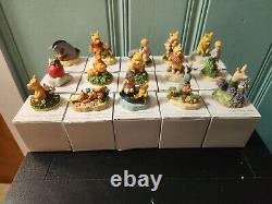Excellent Condition Disney Winnie The Pooh Thimble Set 24 Mirror Shelf Display
