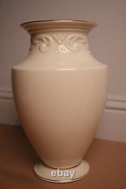 Lenox 2002 Disney A Grand Afternoon Vase 11 Tall Winnie The Pooh Ivory China