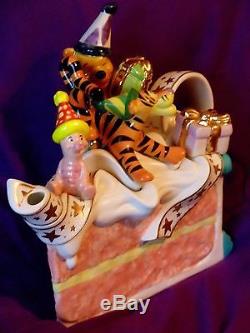 Paul CARDEW Disney Showcase WINNIE the POOH Birthday Cake large L/E teapot
