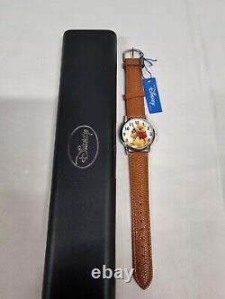 RARE DISNEY WINNIE THE POOH WATCH With CIRCLING BEES NEW TESTED WORKING IN CASE