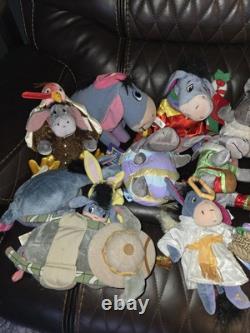 33 Peluches vintage Eeyore de Disney et lot de divers ours saisonniers 33 Peluches vintage Eeyore de Disney et lot de divers ours saisonniers