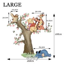 Autocollant mural géant Winnie l’Ourson et ses amis jouant sur un arbre en aquarelle