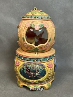 Boule à neige musicale Winnie l’Ourson au coin de réflexion Disney Store Voir la vidéo