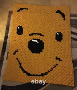 Couverture en crochet pixel art à l'effigie de Winnie l'ourson