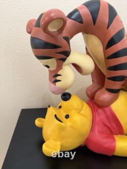 Disney 22 Grande Figurine Winnie l'Ourson et Tigrou en Train de Jouer Statue