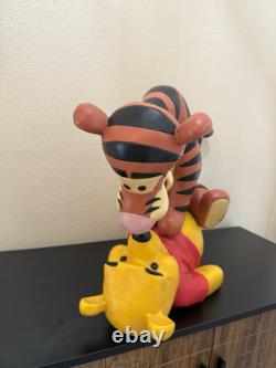 Disney 22 Grande Figurine Winnie l'Ourson et Tigrou en Train de Jouer Statue