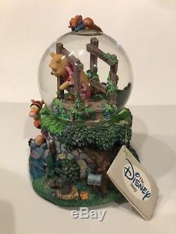 Disney Retraite Winnie L'ourson Jouer Poohsticks Musical Snow Globe Avec L'étiquette