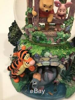 Disney Retraite Winnie L'ourson Jouer Poohsticks Musical Snow Globe Avec L'étiquette