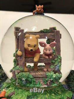 Disney Retraite Winnie L'ourson Jouer Poohsticks Musical Snow Globe Avec L'étiquette