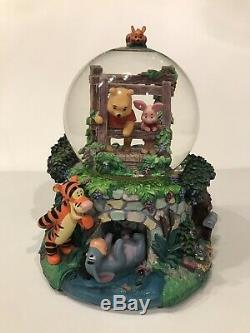 Disney Retraite Winnie L'ourson Jouer Poohsticks Musical Snow Globe Avec L'étiquette