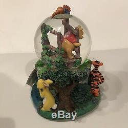 Disney Retraite Winnie L'ourson Jouer Poohsticks Musical Snow Globe Avec L'étiquette