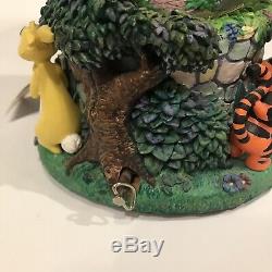 Disney Retraite Winnie L'ourson Jouer Poohsticks Musical Snow Globe Avec L'étiquette