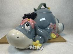 Disney -Vintage- Figurine de boîte à biscuits Eeyore avec fleurs - Années 1990 en bon état Disney -Vintage- Figurine de boîte à biscuits Eeyore avec fleurs - Années 1990 en bon état