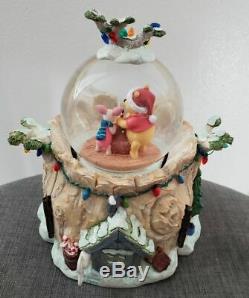 Disney Winnie L'ourson Famille D'hiver Cabane Dans Un Arbre De Noël Musical Snowglobe Globe