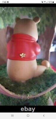 Disney Winnie Le Pooh Porcelaine Figurine Penser Ours À L'intérieur De La Main Fabriqué Et