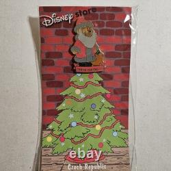 Disney Winnie l’Ourson Père Noël des pays autour du monde lot de 12 pins neufs