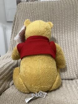Disney Winnie l’Ourson peluche moyenne avec chemise rouge 14-24 po