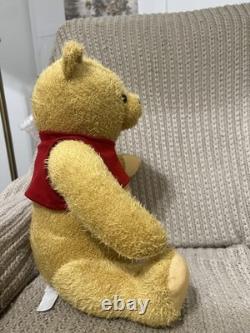 Disney Winnie l’Ourson peluche moyenne avec chemise rouge 14-24 po