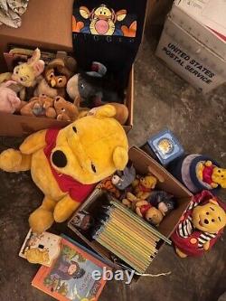 Divers livres, jouets, bibelots et objets de collection Winnie l'ourson légèrement utilisés