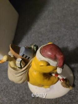 Figurine Vintage de Winnie l'Ourson Père Noël avec Oiseau et Canne à Sucre - Classique Disney