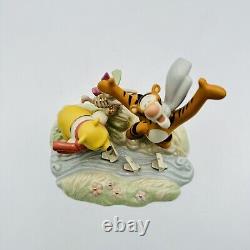 LENNOX Winnie l'ourson BLUSTERY BOAT RACE sculpture Disney - NEUF dans sa boîte avec COA