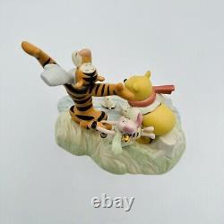 LENNOX Winnie l'ourson BLUSTERY BOAT RACE sculpture Disney - NEUF dans sa boîte avec COA