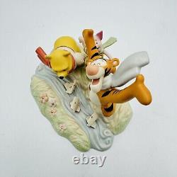 LENNOX Winnie l'ourson BLUSTERY BOAT RACE sculpture Disney - NEUF dans sa boîte avec COA