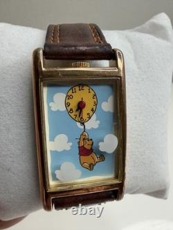 Montre Tank vintage Timex Disney Winnie l’ourson dorée avec bracelet en cuir