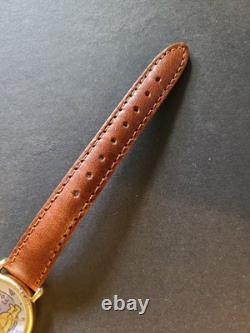 Montre en cuir étroite Disney Classic Winnie l'Ourson dans sa boîte d'origine avec nouvelle batterie