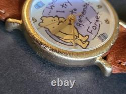 Montre en cuir étroite Disney Classic Winnie l'Ourson dans sa boîte d'origine avec nouvelle batterie