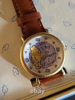 Montre en cuir étroite Disney Classic Winnie l'Ourson dans sa boîte d'origine avec nouvelle batterie