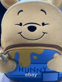 New Loungefly X Disney Winnie Le Pooh Felt Honey Tummy Sac À Dos En Main