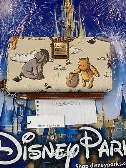 Nouveaux Parcs Disney 2020 Dooney & Bourke Classic Winnie The Pooh Wristlet Wallet