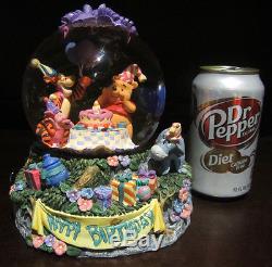 Rare Disney Winnie L'pooh Tigger Piglet Happy Birthday Boîte De Musique Snowglobe