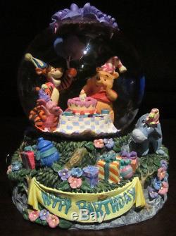 Rare Disney Winnie L'pooh Tigger Piglet Happy Birthday Boîte De Musique Snowglobe