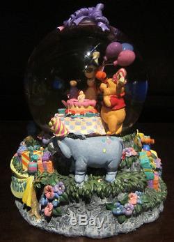 Rare Disney Winnie L'pooh Tigger Piglet Happy Birthday Boîte De Musique Snowglobe