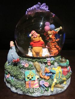 Rare Disney Winnie L'pooh Tigger Piglet Happy Birthday Boîte De Musique Snowglobe