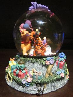 Rare Disney Winnie L'pooh Tigger Piglet Happy Birthday Boîte De Musique Snowglobe