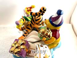 Réparation de la théière Paul Cardew Disney Showcase Winnie Pooh Birthday Cake Eeyore #251