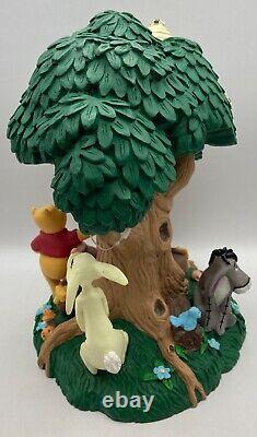 Statue Disney Winnie l'Ourson, Tigrou, Porcinet, Bourriquet et plus encore sous l'arbre