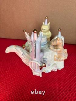 Théière Lenox Winnie l'Ourson Célébration de l'anniversaire de Winnie 2001 Exposée Théière Lenox Winnie l'Ourson Célébration de l'anniversaire de Winnie 2001 Exposée