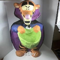 Titre en français : Disney Tigger Porte-bonbons en papier mâché Winnie l'Ourson Vampire