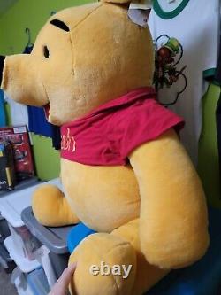 Traduisez ce titre en français : Peluche géante et rare Winnie l'ourson vintage des années 1990, de Disney, pesant plus de 30 livres, avec étiquettes.