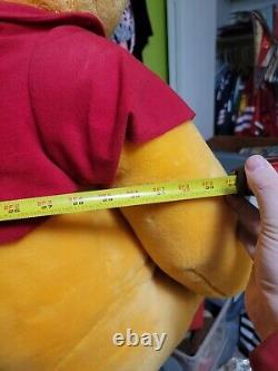 Traduisez ce titre en français : Peluche géante et rare Winnie l'ourson vintage des années 1990, de Disney, pesant plus de 30 livres, avec étiquettes.