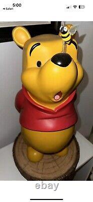 Très rare ! Figurine vintage de Disney. Winnie l'ourson avec une abeille sur le nez.
