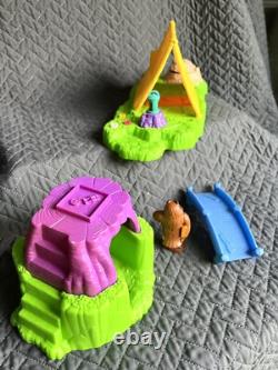 Winnie l'Ourson Ensemble de jeu du bois de 100 acres et lot de figurines Camping Fisher Price ? LIRE